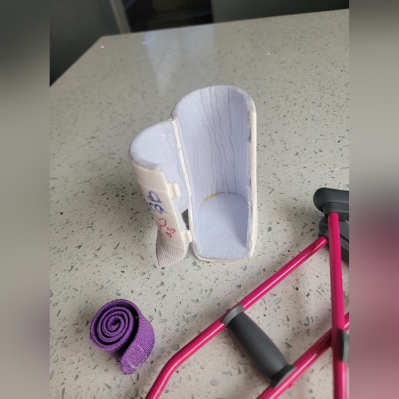 American Girl Doll McKenna Cast & Crutches set - Picture 9 of 9